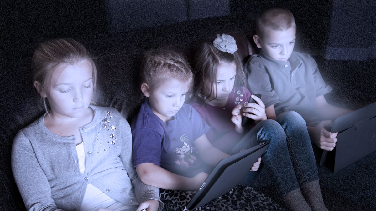 Zírání na obrazovky dětem škodí. Ale doporučení psychologů je těžké dodržet